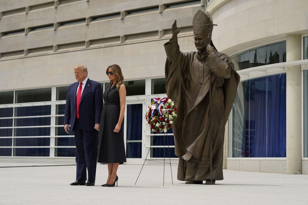 Donald Trump y su esposa Melania junto a la estatua de Juan Pablo II. | Foto: Getty Images
