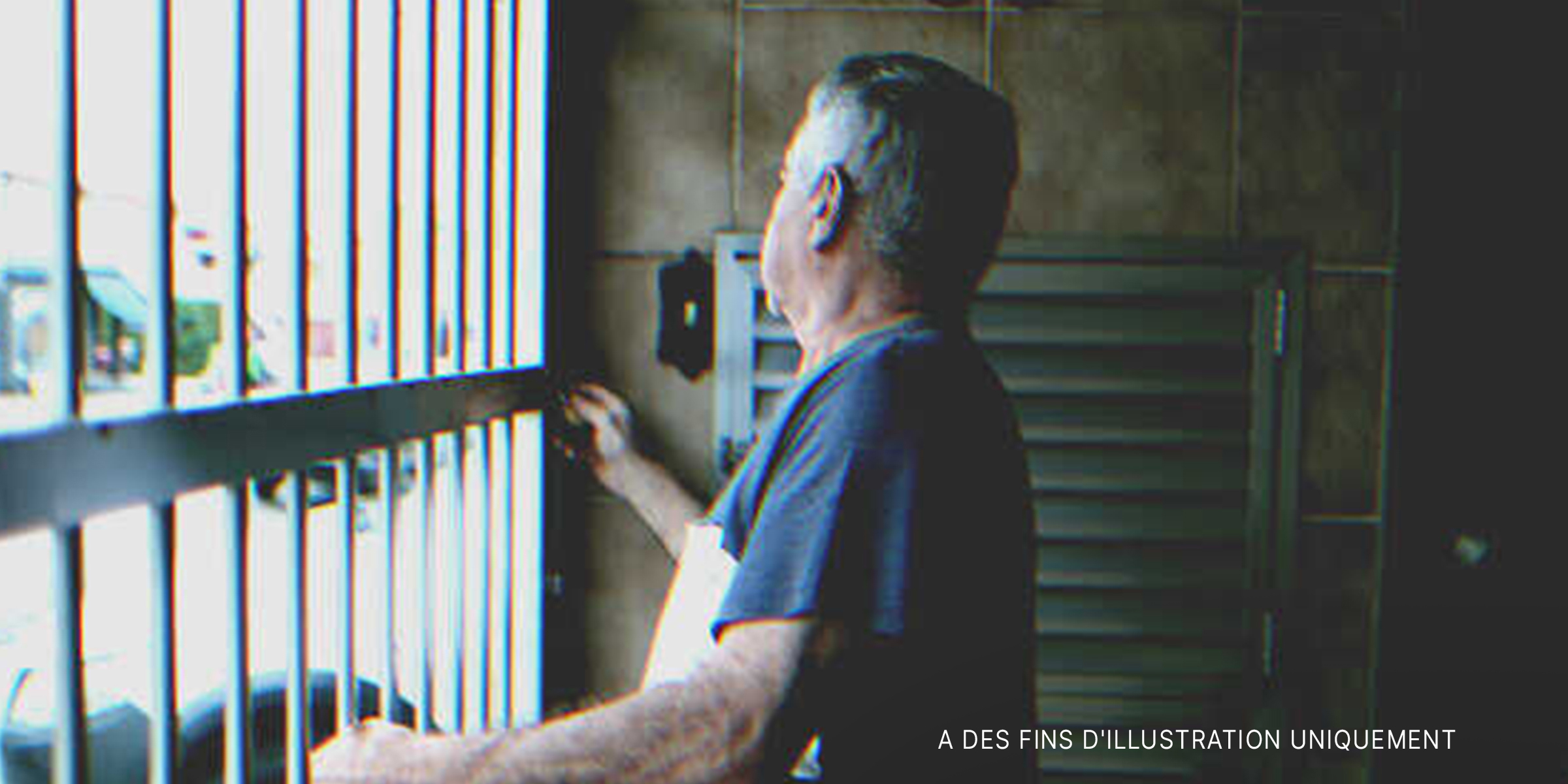 Un homme jetant un coup d'œil en dehors de sa maison | Source : Shutterstock.com