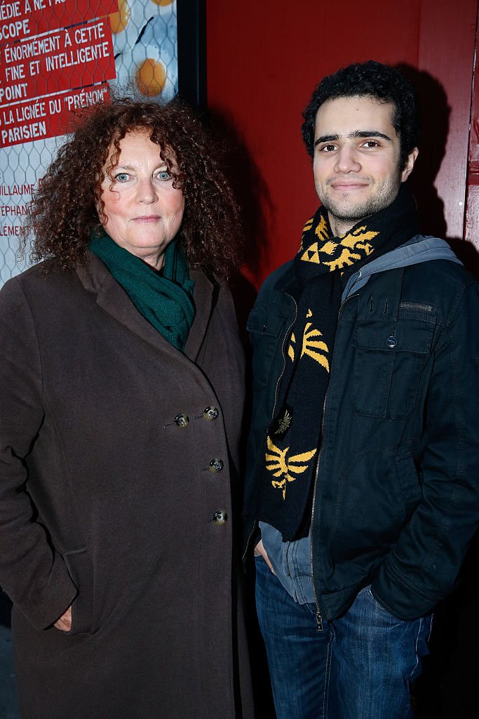 L'actrice Valérie Mairesse et son fils Elliot assistent à la pièce de théâtre "Ivo Livi ou le destin d'Yves Montand" au Théâtre de la Gaite Montparnasse le 11 octobre 2016 à Paris, France. | Photo : Getty Images L'actrice Valérie Mairesse et son fils Elliot assistent à la pièce de théâtre "Ivo Livi ou le destin d'Yves Montand" au Théâtre de la Gaite Montparnasse le 11 octobre 2016 à Paris, France. | Photo : Getty Images