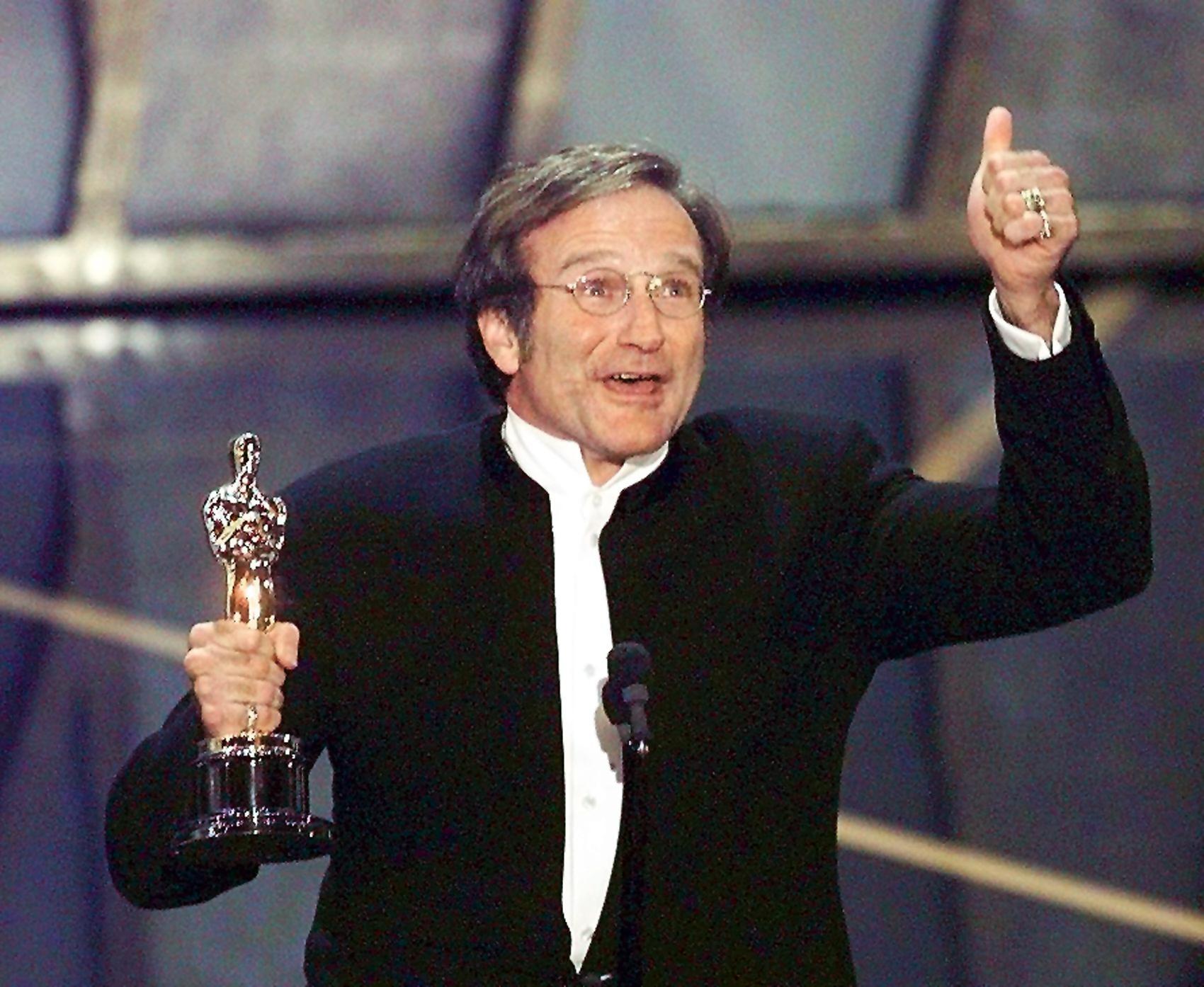 Robin Williams winning in the Best Actor in a Supporting Role at the 70th Academy Awards in Los Angeles in 1998 | Source: Getty Images