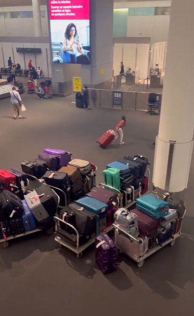 Luggage bags at an airport, as seen in a video June 27, 2022 | Source: TikTok/@katamogz