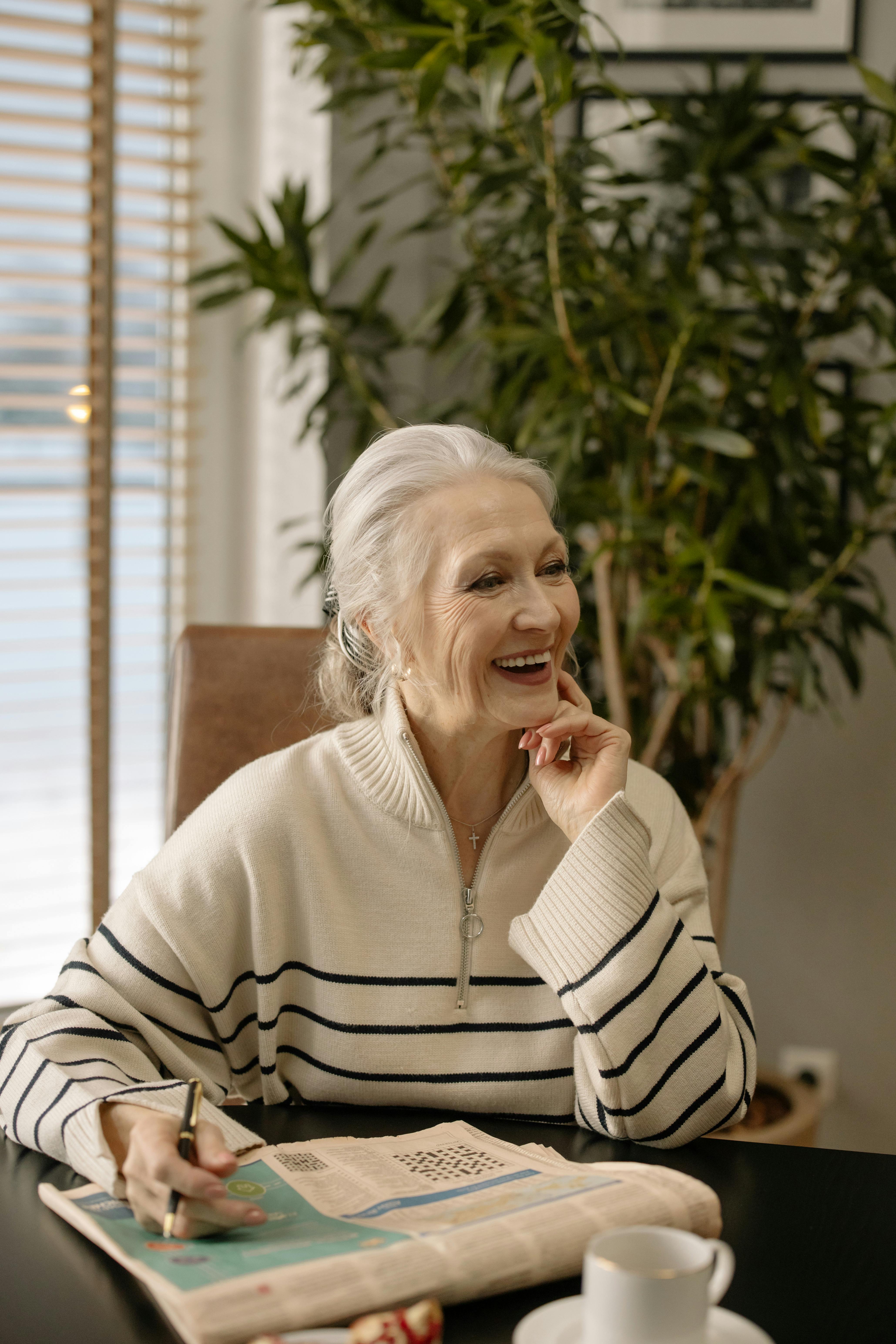 A happy older woman | Source: Pexels