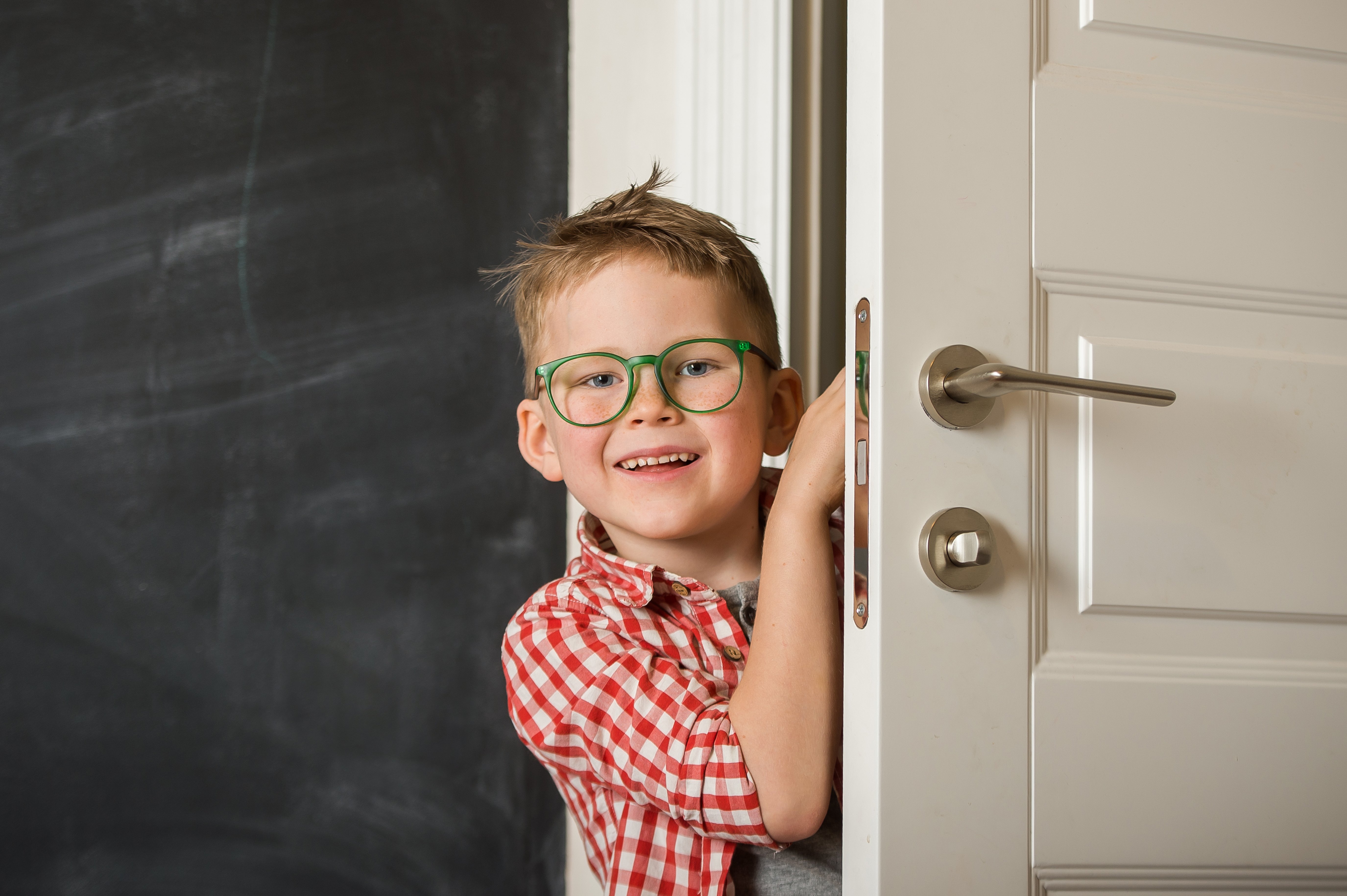 Kind öffnet die Tür. I Quelle: Shutterstock
