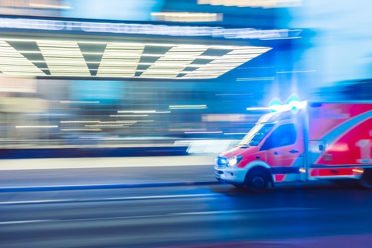 Une voiture d'ambulance traversant la rue. | Photo : Unsplash Une voiture d'ambulance traversant la rue. | Photo : Unsplash
