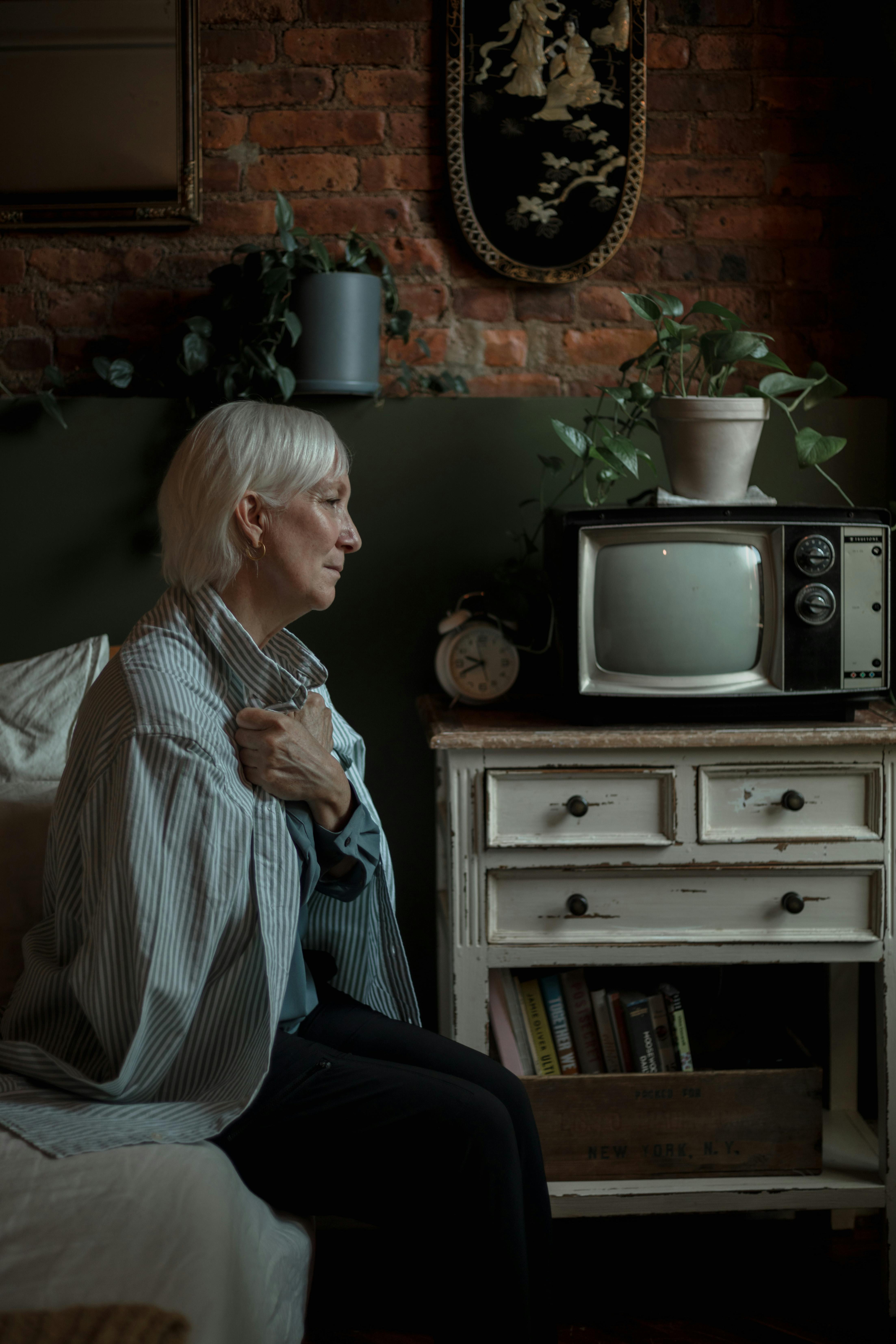 A sad woman sitting on a bed | Source: Pexels