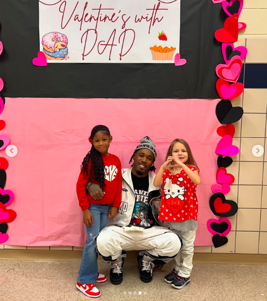 R'Mani, Ronnie Smith, and R'Mani's friend posing and smiling for the camera. | Source: Instagram/hoodfamelilronnie