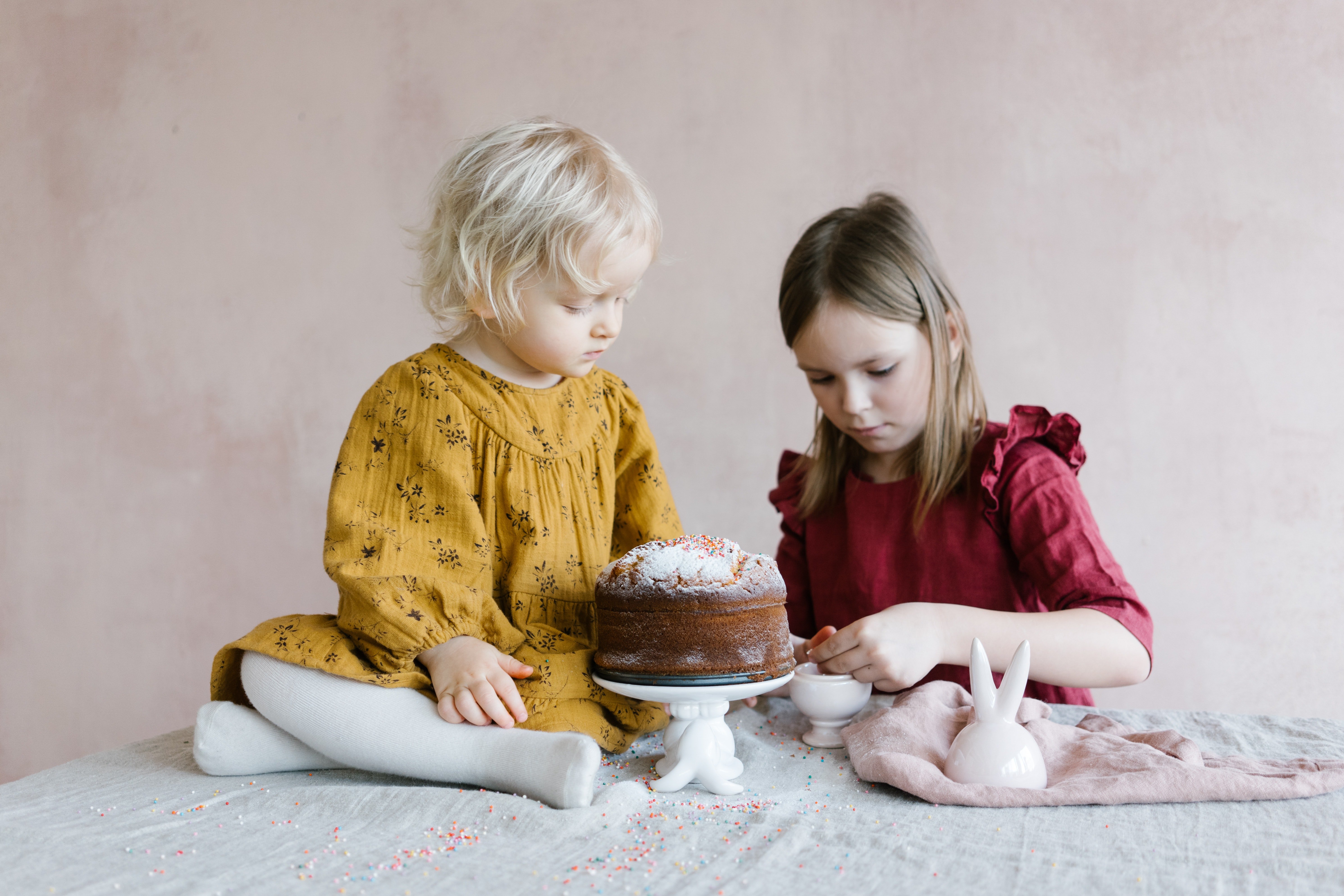 Robert and his girls paid Margaret a visit to cheer her up. | Source: Pexels