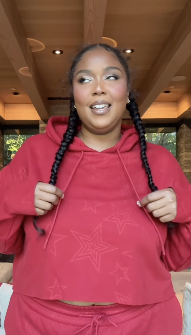 A photo of Lizzo taken from a video posted on December 1, 2024 | Source: Instagram/Lizzobeating