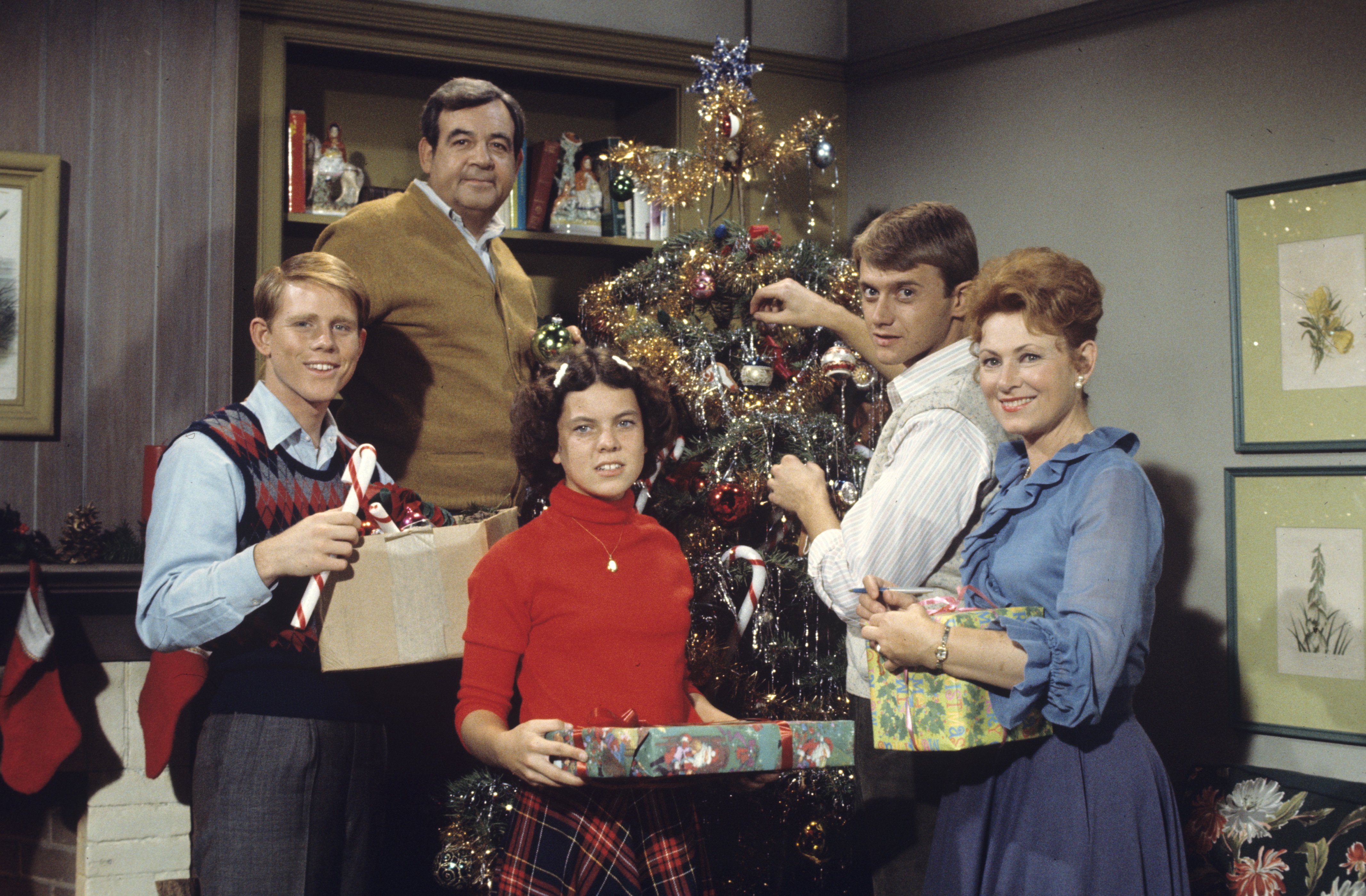 The cast of "Happy Days" in Season Two of the series, 29 October 1974 | Source: Getty Images 