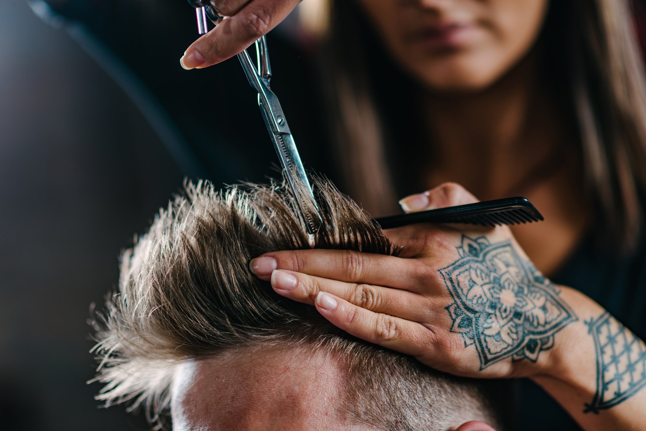 Friseur schneidet Haare im Salon I Quelle: Getty Images