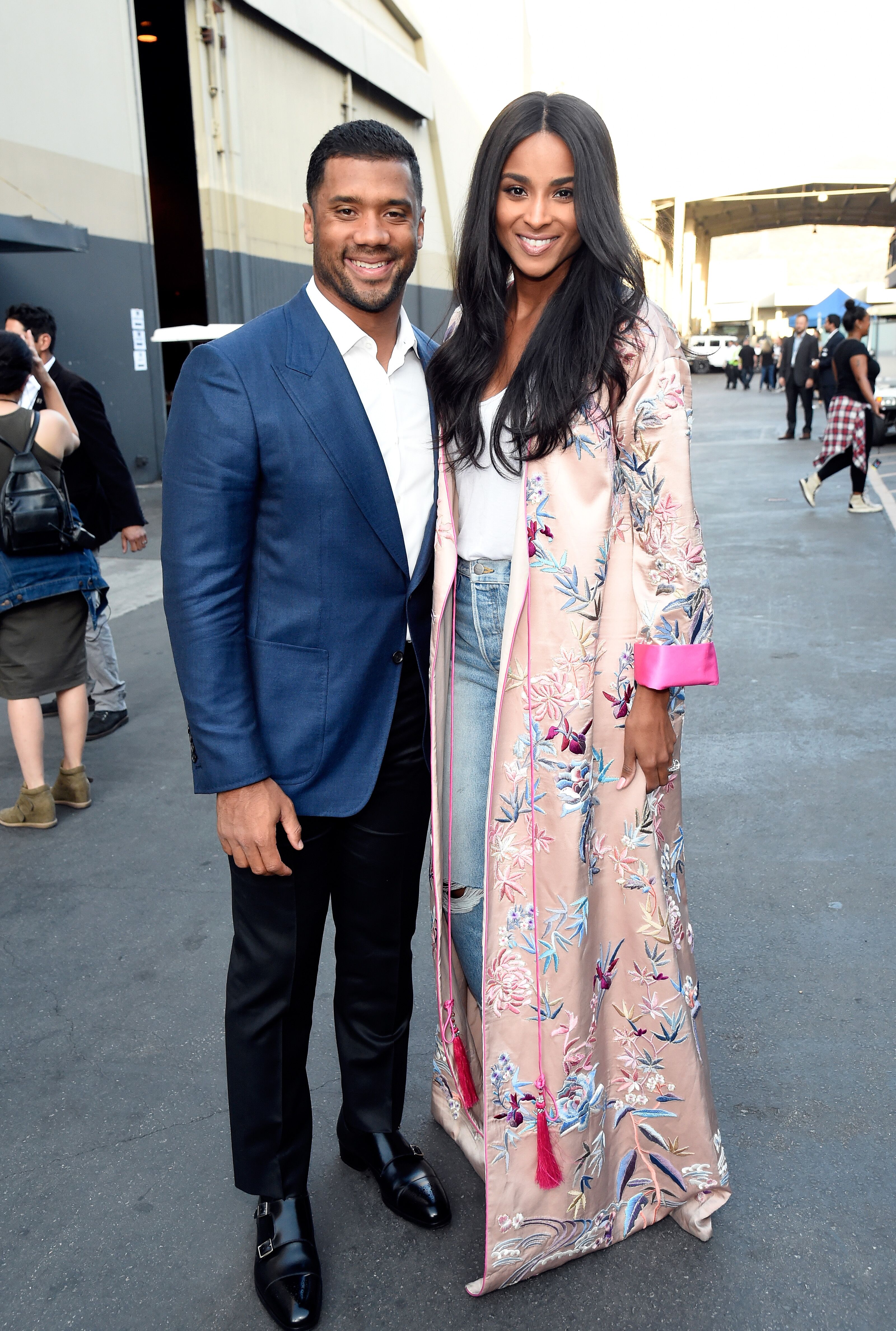 Russell Wilson and Ciara pose backstage during "One Voice: Somos Live! A Concert For Disaster Relief" on October 14, 2017 | Photo: Getty Images