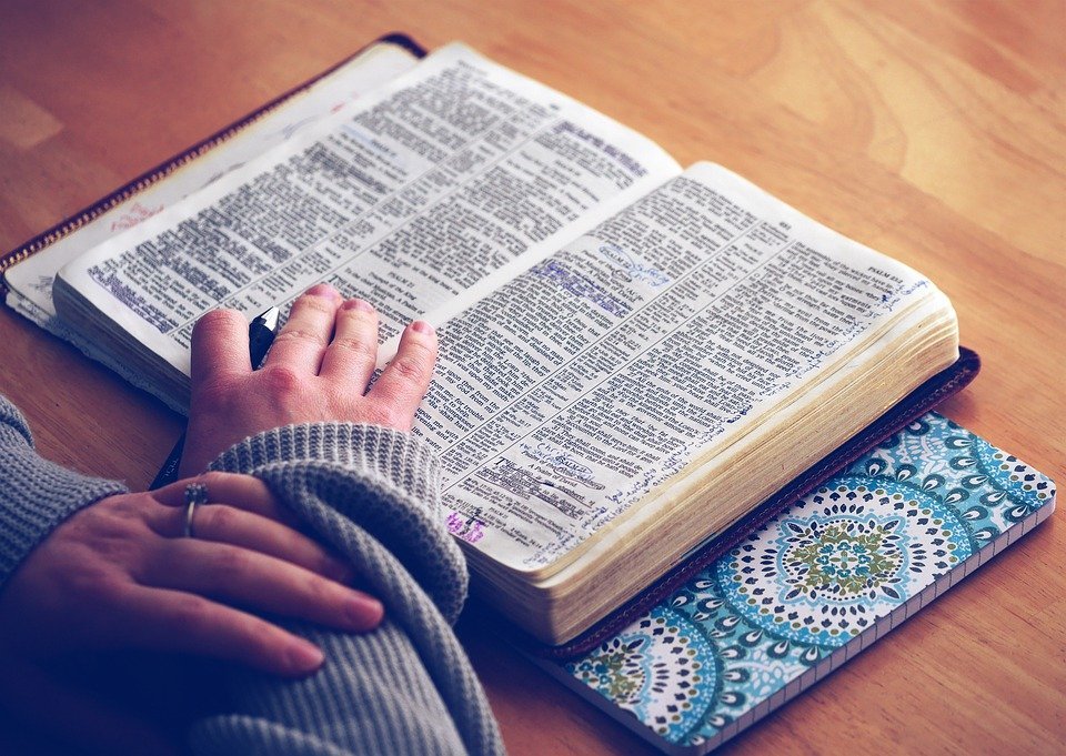 Une femme étudiant la Bible. l Photo : Pixabay Une femme étudiant la Bible. l Photo : Pixabay