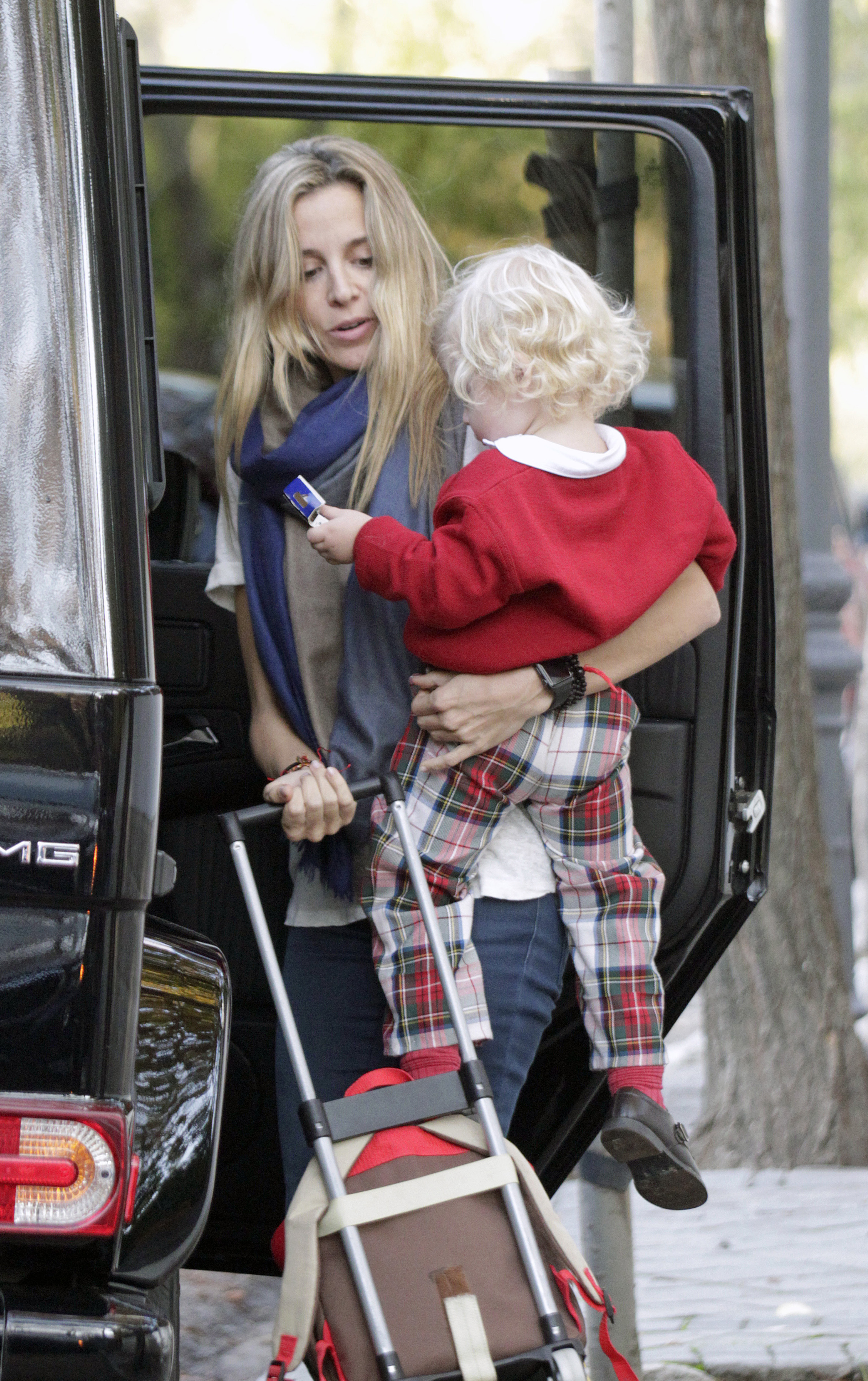 Alejandra Silva occasionally offers glimpses of her sons, but their faces are always hidden, blurred, or shown from behind to protect their identities. | Source: Getty Images