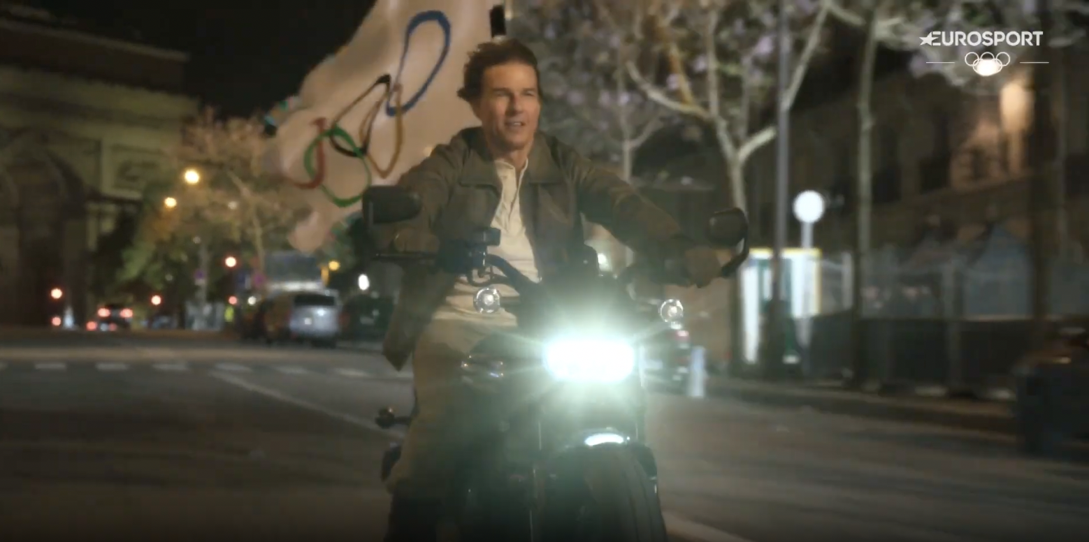 Tom Cruise leaving with the Olympic flag, posted on August 12, 2024 | Source: YouTube/Eurosport