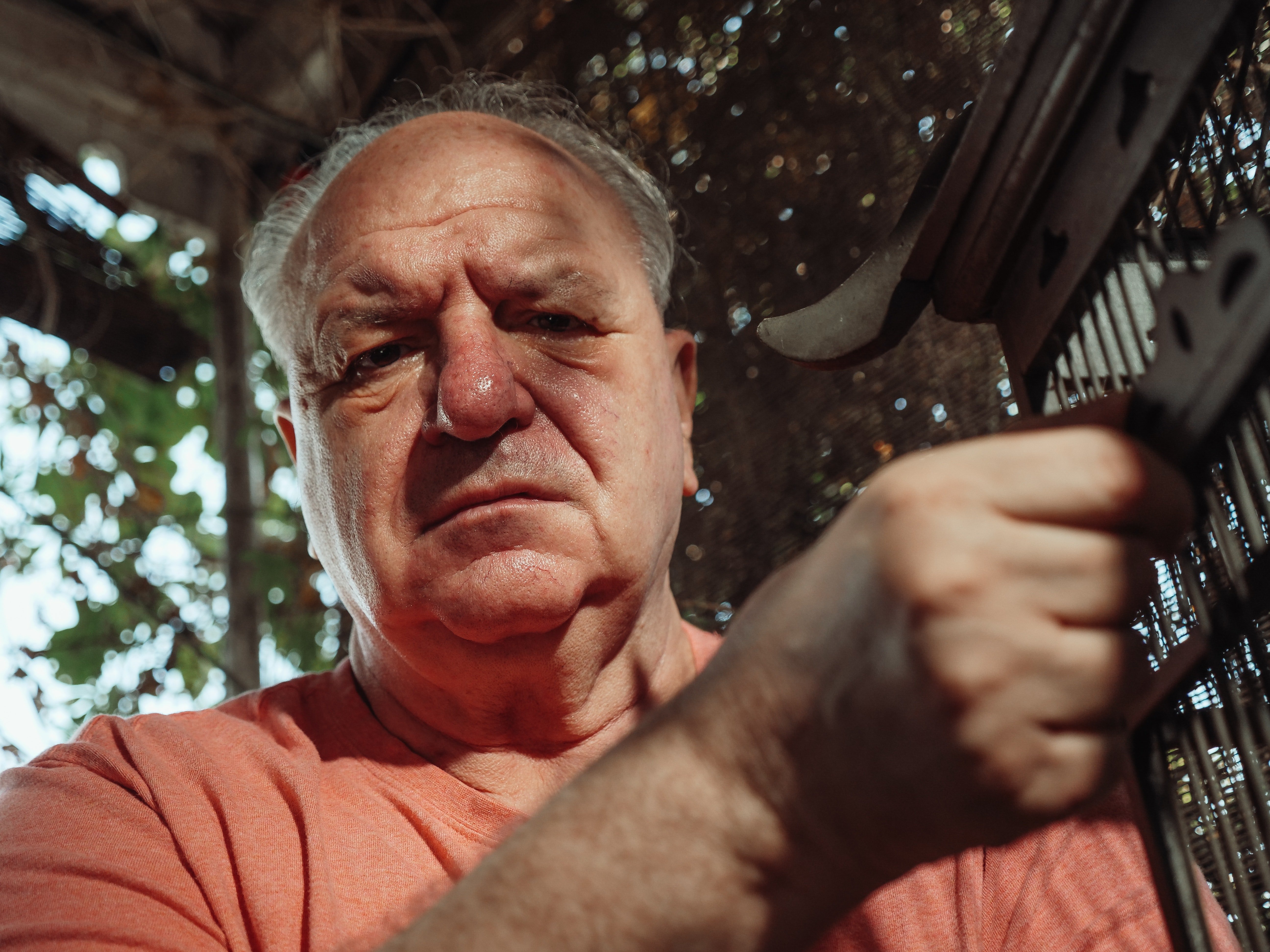 A teary-eyed older man. | Source: Pexels