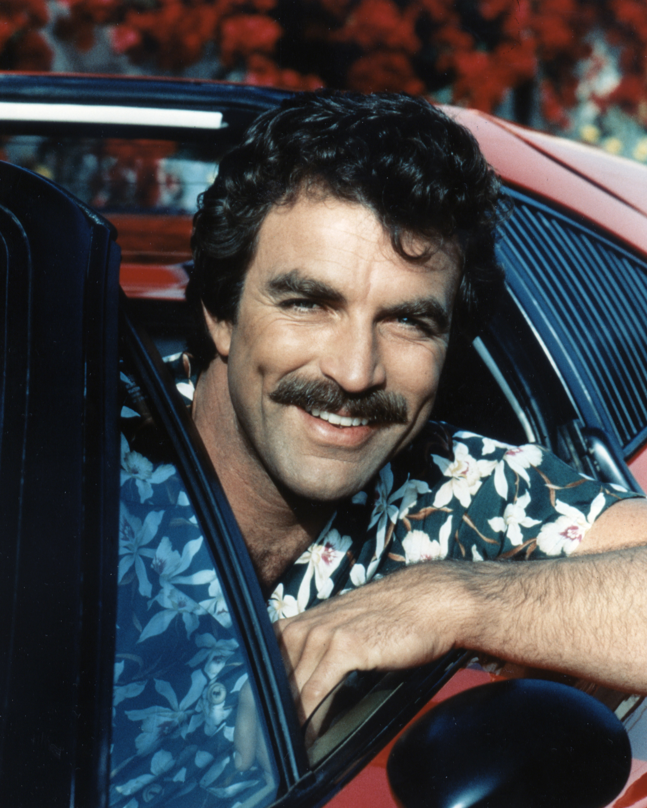 Tom Selleck on the set "Magnum P.I.," 1980 | Source: Getty Images