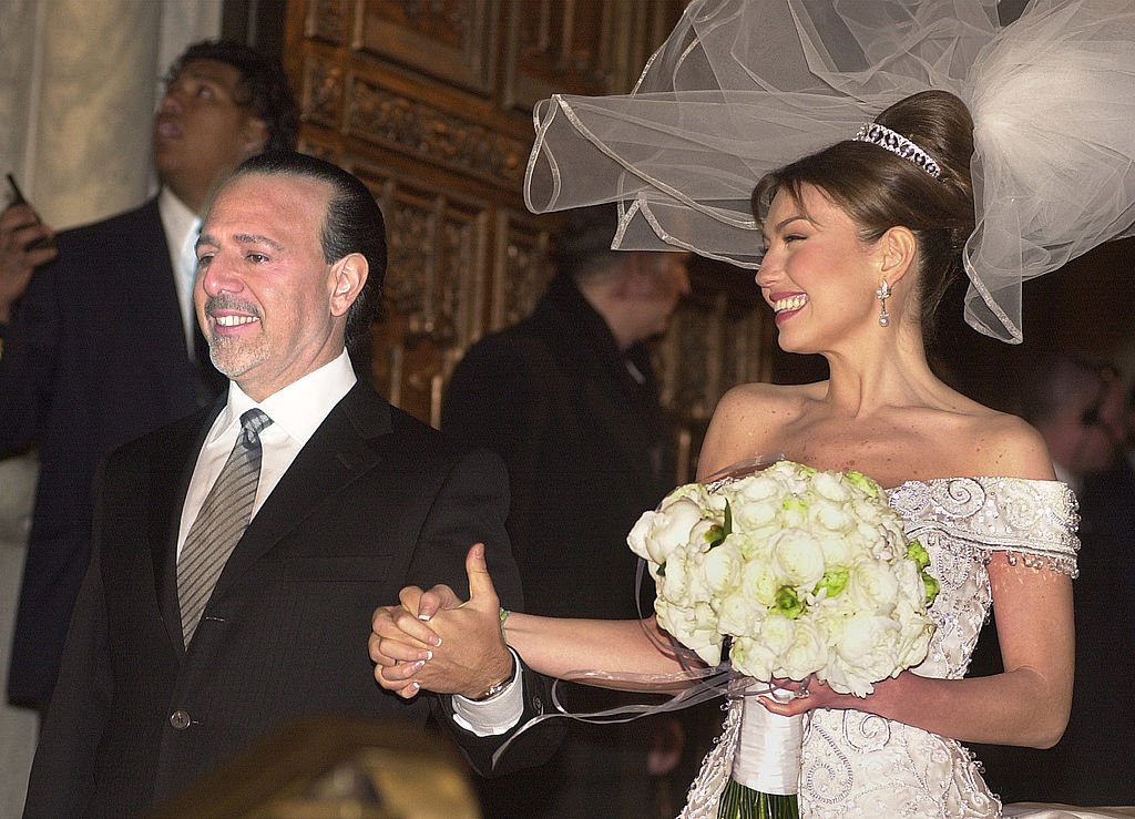 Tommy Mottola junto a Thalía tras su ceremonia de boda, el 2 de diciembre de 2000 en Nueva York. | Foto: Getty Images