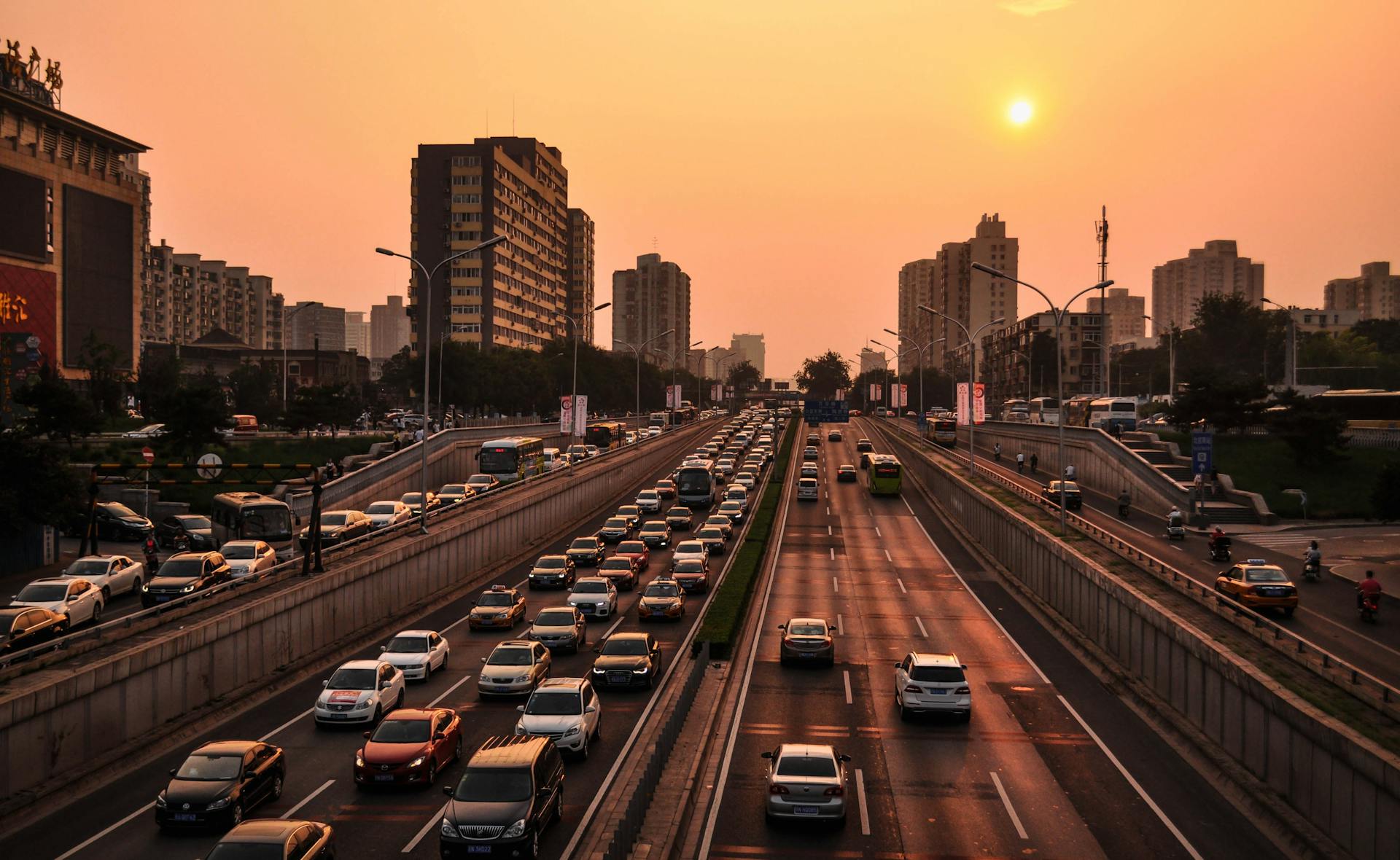 Cars on a highway | Source: Pexels