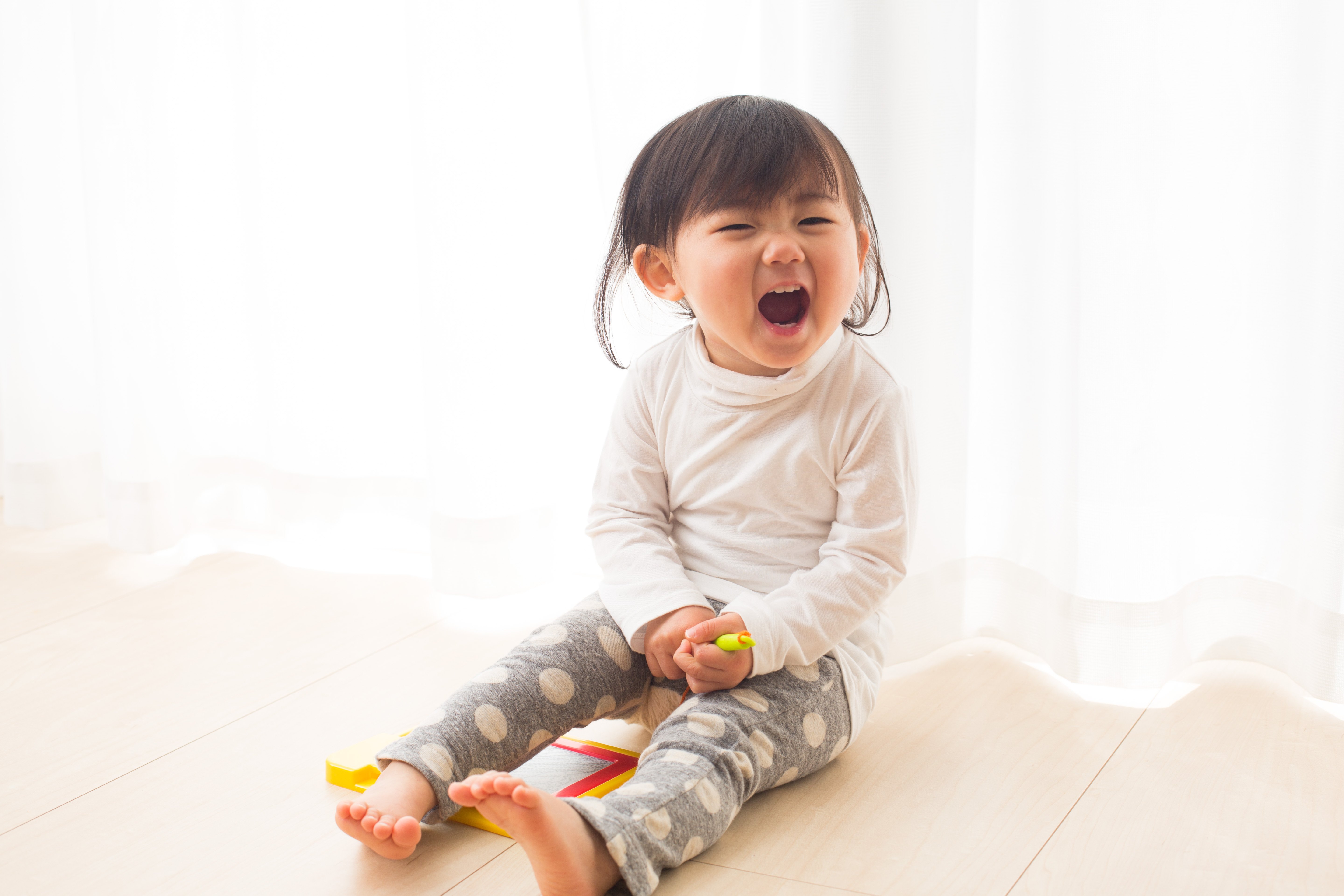 La fille sourit. Source : Shutterstock