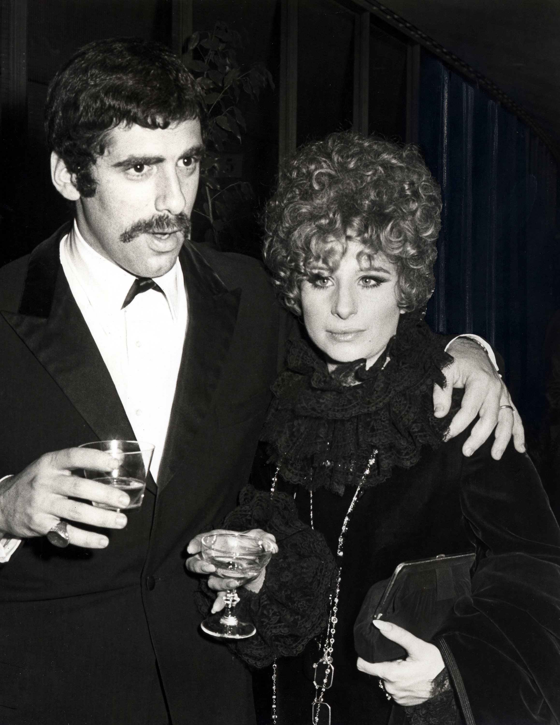 Elliott Gould and Barbra Streisand attend "Broadway for Peace" on January 21, 1968 | Source: Getty Images