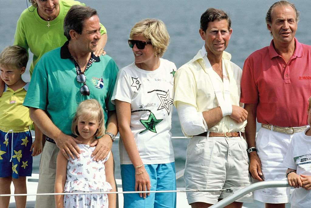 El príncipe Philippos, la reina Anne-Marie, el rey Constantine II, la princesa Theodora, junto a la princesa Diana, el príncipe Charles y el rey Juan Carlos I. 1990 en Mallorca, España. | Foto: Getty Images