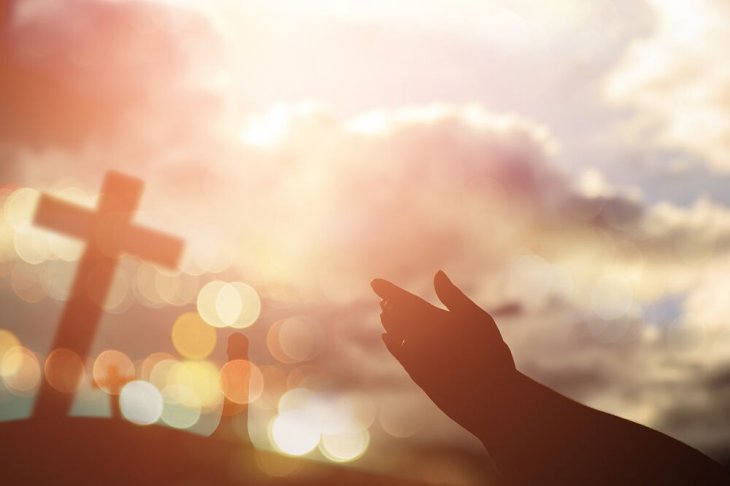 Mano señalando cruces en el horizonte. | Foto: Shutterstock