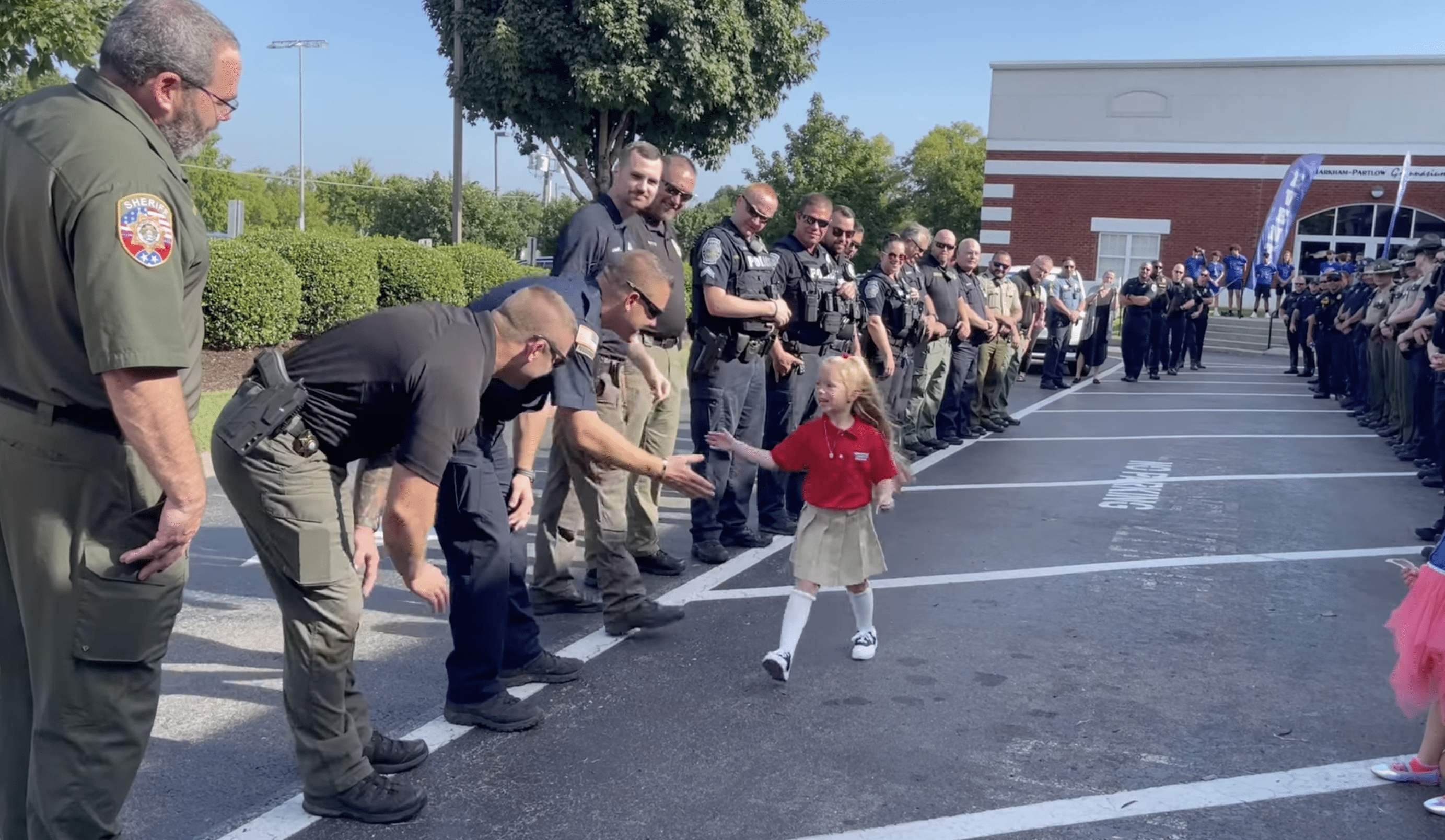 Anna Stolinsky giving the cops a high five as she walked down the line. | Source: Facebook.com/La Vergne Police Department