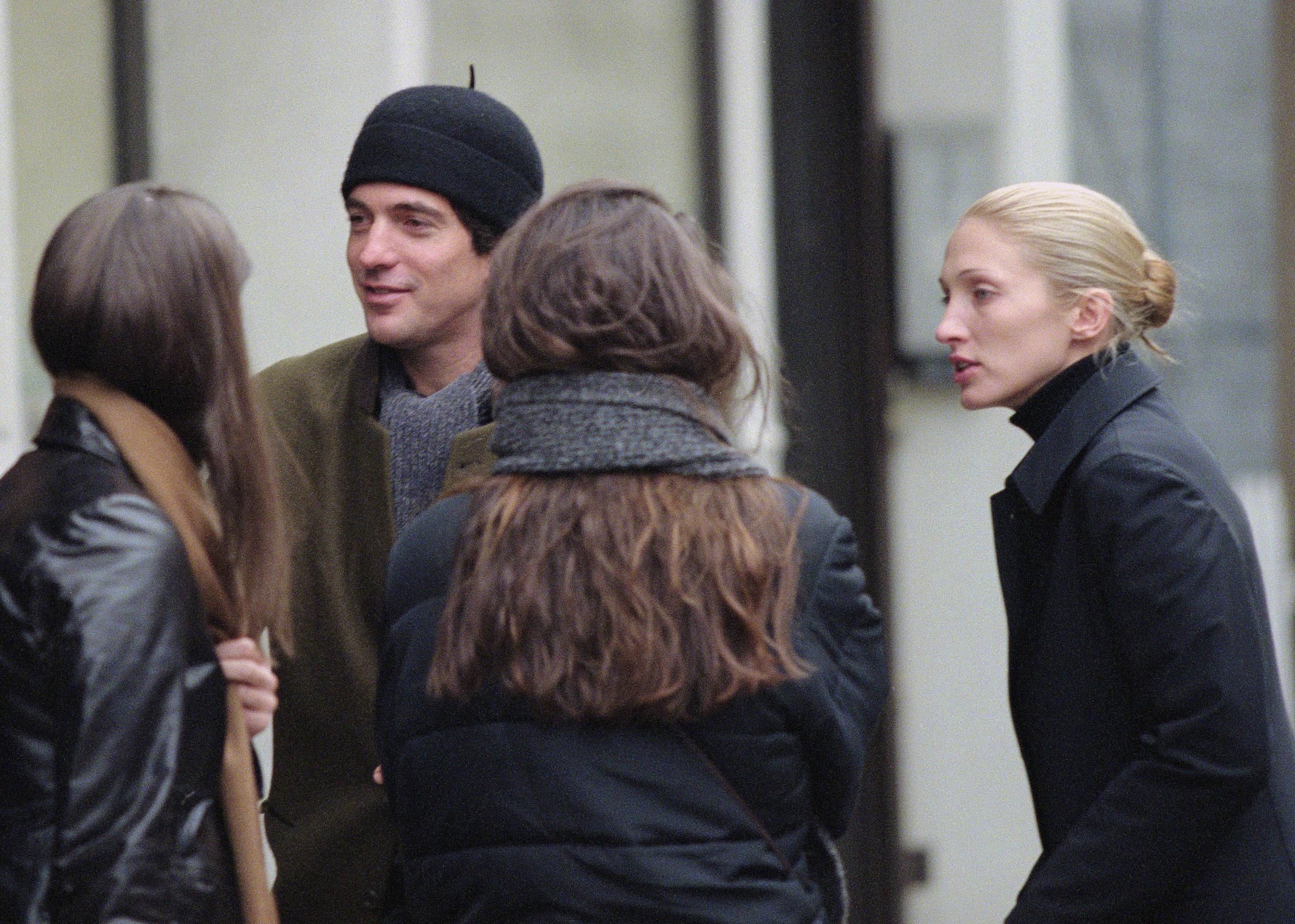John Kennedy Jr with wife Carolyn Bessette-Kennedy and Lauren outside Bubby's restaurant on Hudson Street on November 15, 1997. | Source: Getty Images