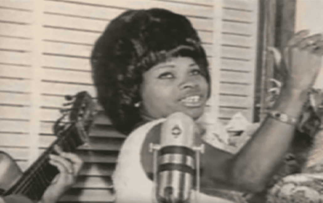 Lucha Reyes, mejor conocida como “La morena de oro”. Cantante de música criolla peruana. | Imagen: YouTube/morrisjrs1965 Lucha Reyes, mejor conocida como “La morena de oro”. Cantante de música criolla peruana. | Imagen: YouTube/morrisjrs1965