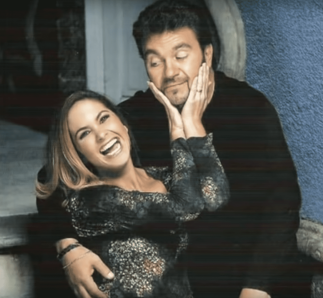 La pareja de cantantes, Lucero y Mijares, posando felices. | Fuente: YouTube/Historias Engarzadas
