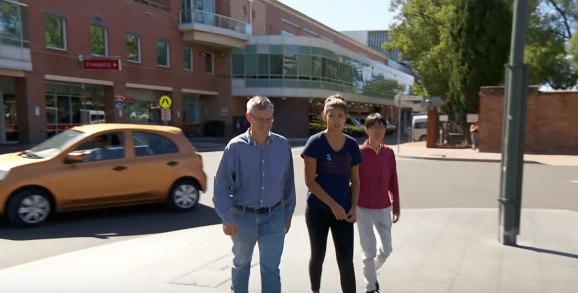 Jessica, Anna et Brad Boatwright quittent l'hôpital de Liverpool à Sydney. | Source : YouTube/A Current Affair.