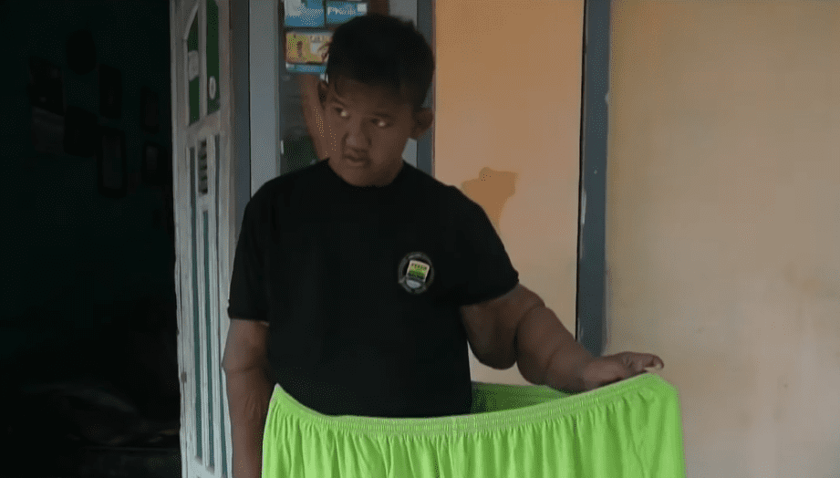 Arya Permana mostrando su ropa grande después de perder peso. | Imagen: YouTube/ Al Rojo Vivo 
