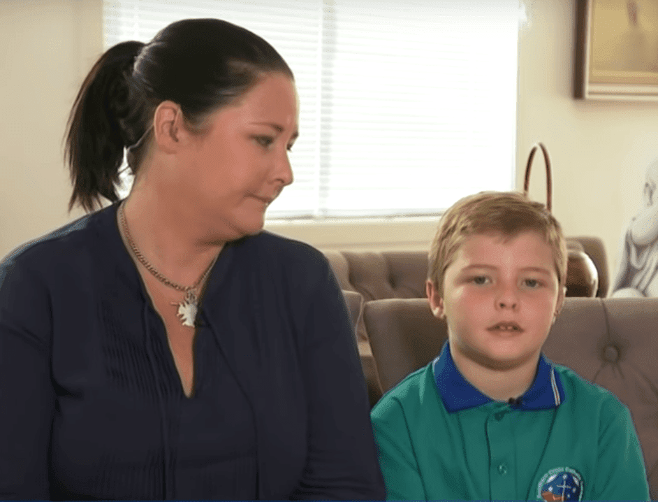John Meredith junto a su madre, Katie. | Imagen: YouTube/Nine News Australia John Meredith junto a su madre, Katie. | Imagen: YouTube/Nine News Australia