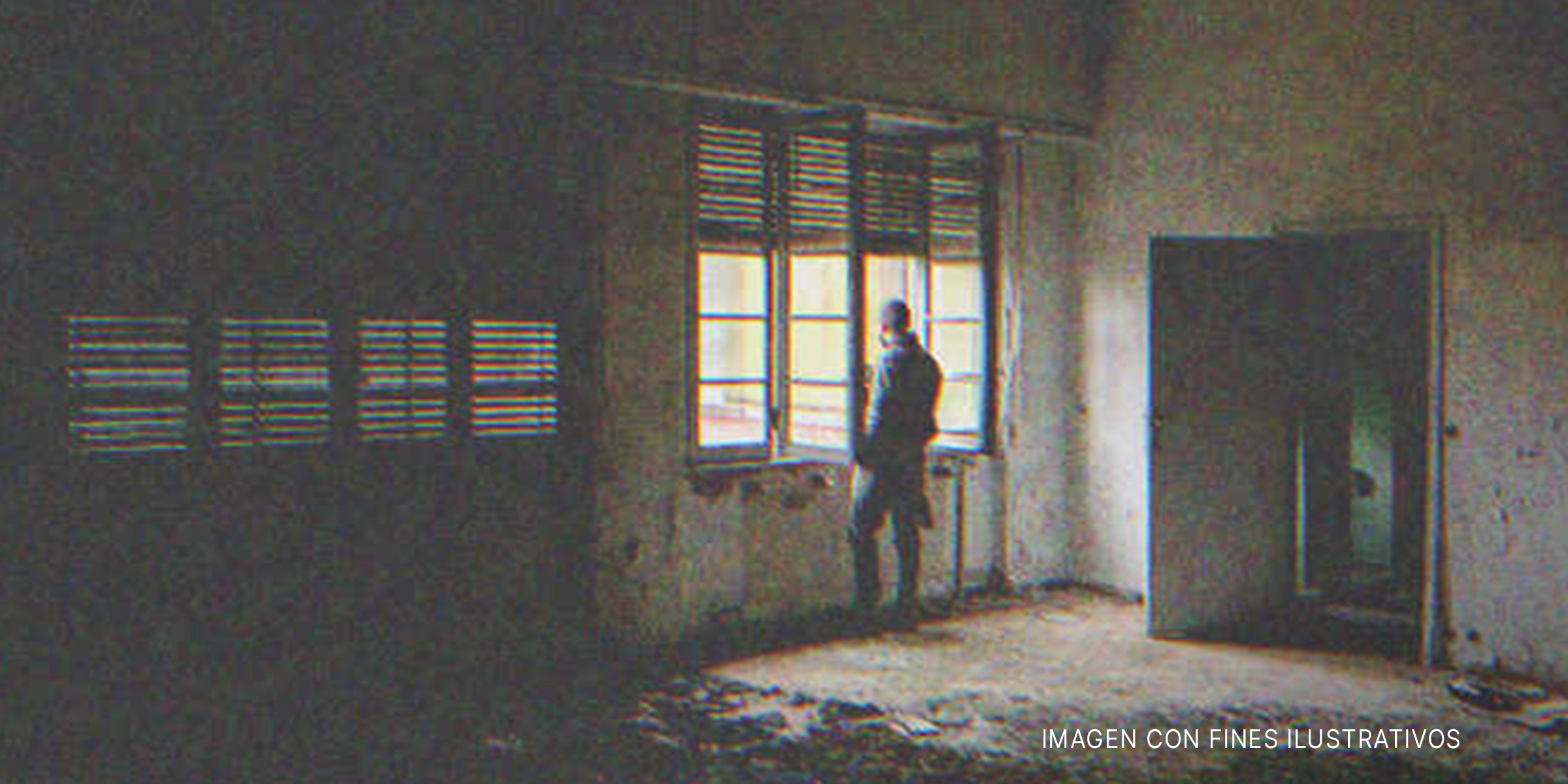 Hombre mira por la ventana en una habitación en ruinas. | Foto: Shutterstock