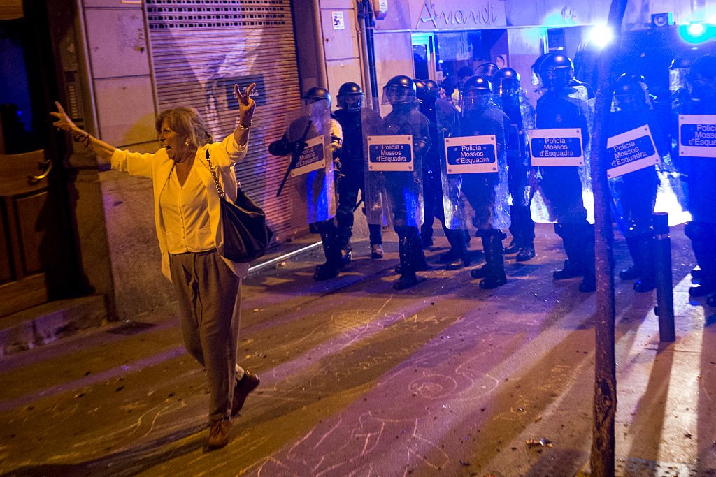 Manifestantes y policías se enfrentan en el barrio de Gracia, en Barcelona, tras el desalojo de la okupa de Barcelona, el 25 de mayo de 2016. I Foto: Getty Images.