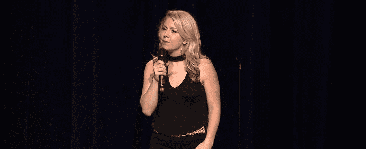 Lisa Curry performing as a stand up comedian | Photo: Youtube /The Mystery Hour