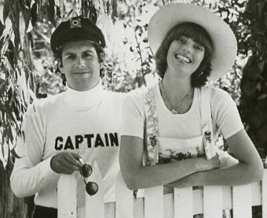 Captain & Tennille from their short-lived television show, 1976. | Photo: Wikimedia Commons Images