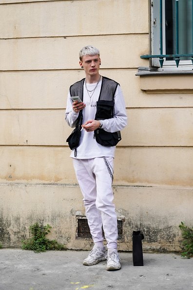 Un homme avec des cheveux blancs.| Photo : Getty Images