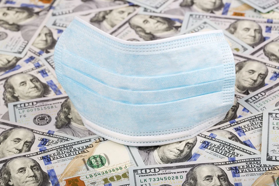 Tapabocas sobre dinero en dólares. | Foto: Pixabay