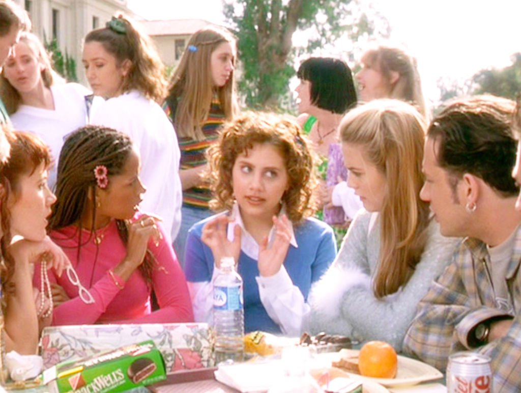 Elisa Donovan (as Amber), Stacey Dash (as Dionne), Brittany Murphy (as Tai, in center), Alicia Silverstone (as Cher Horowitz) and Joseph D. Reitman (as Student) on the set of "Clueless", 1995 | Source: Getty Images