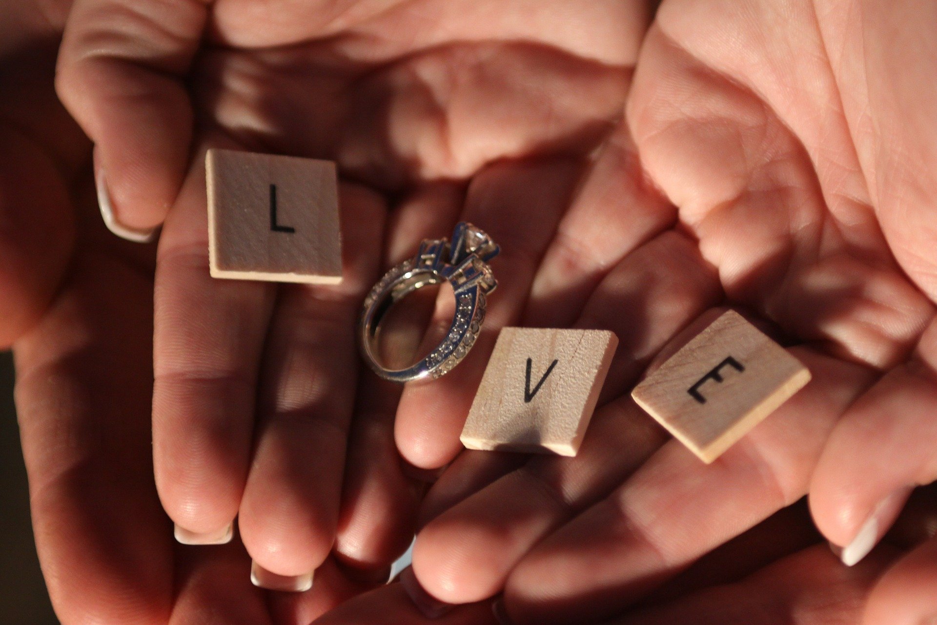 An illustration of a ring representing love and marriage. | Source: Pixabay.