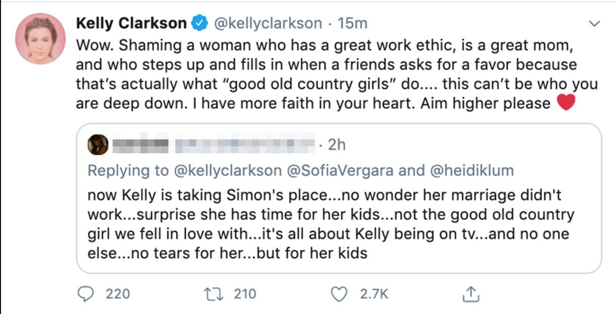 Kelly Clarkson claps back at a Twitter user who shamed her divorce from Brandon Blackstock. | Source: Twitter/kellyclarkson.