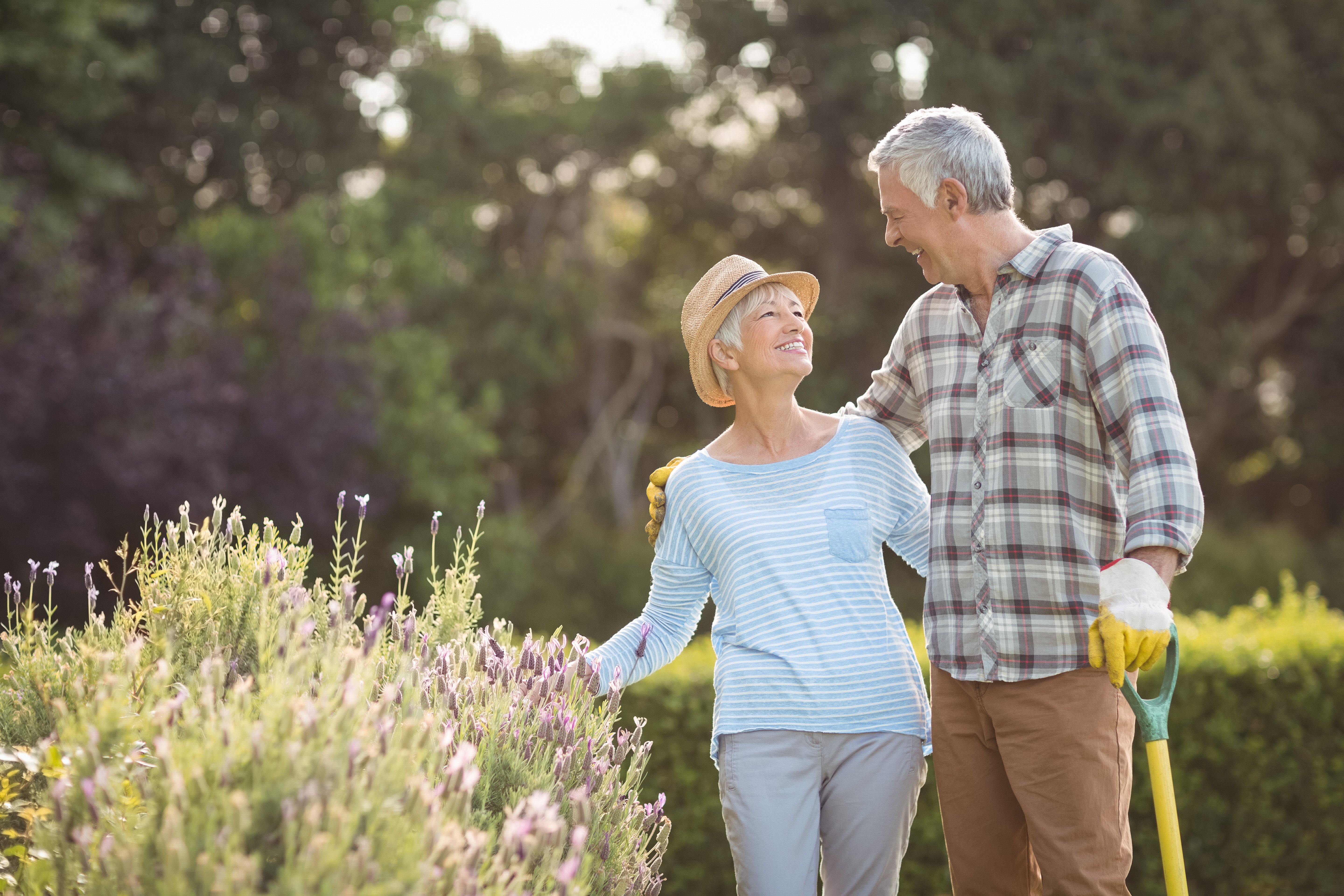 Glückliches älteres Paar, das im Hinterhof steht | Quelle: Shutterstock