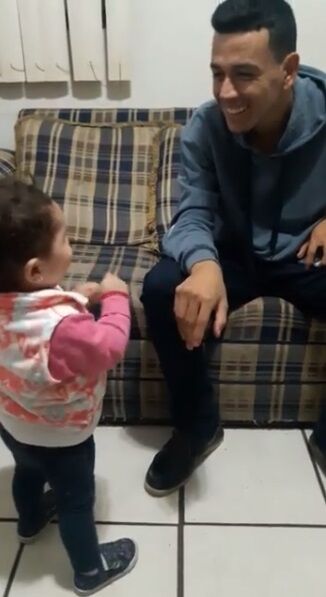 Une fille qui communique avec son père | Photo : Facebook/Lupita Padilla