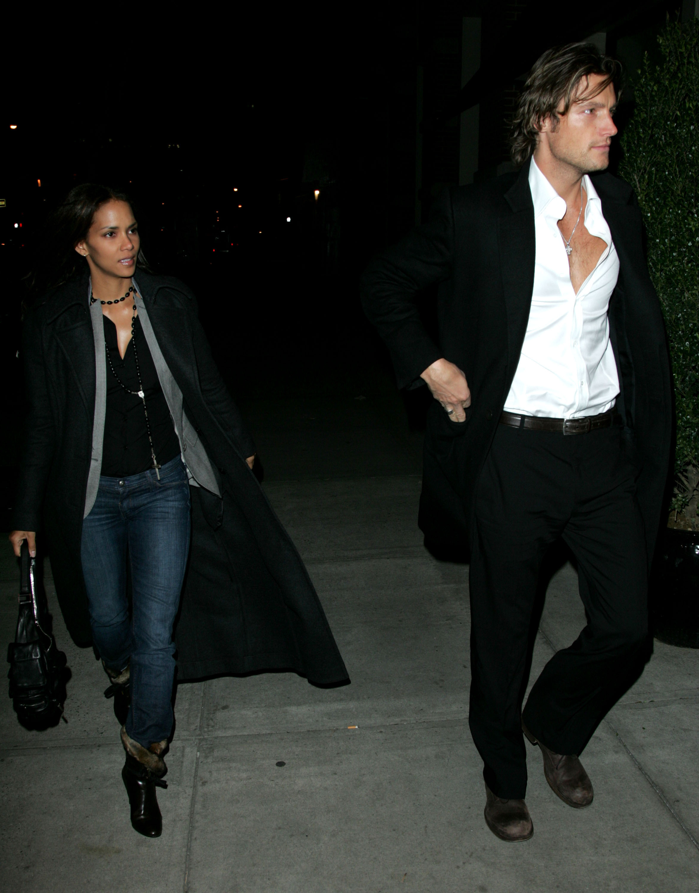 Halle Berry and Gabriel Aubry at the Soho Grand Hotel in New York City on January 19, 2006 | Source: Getty Images