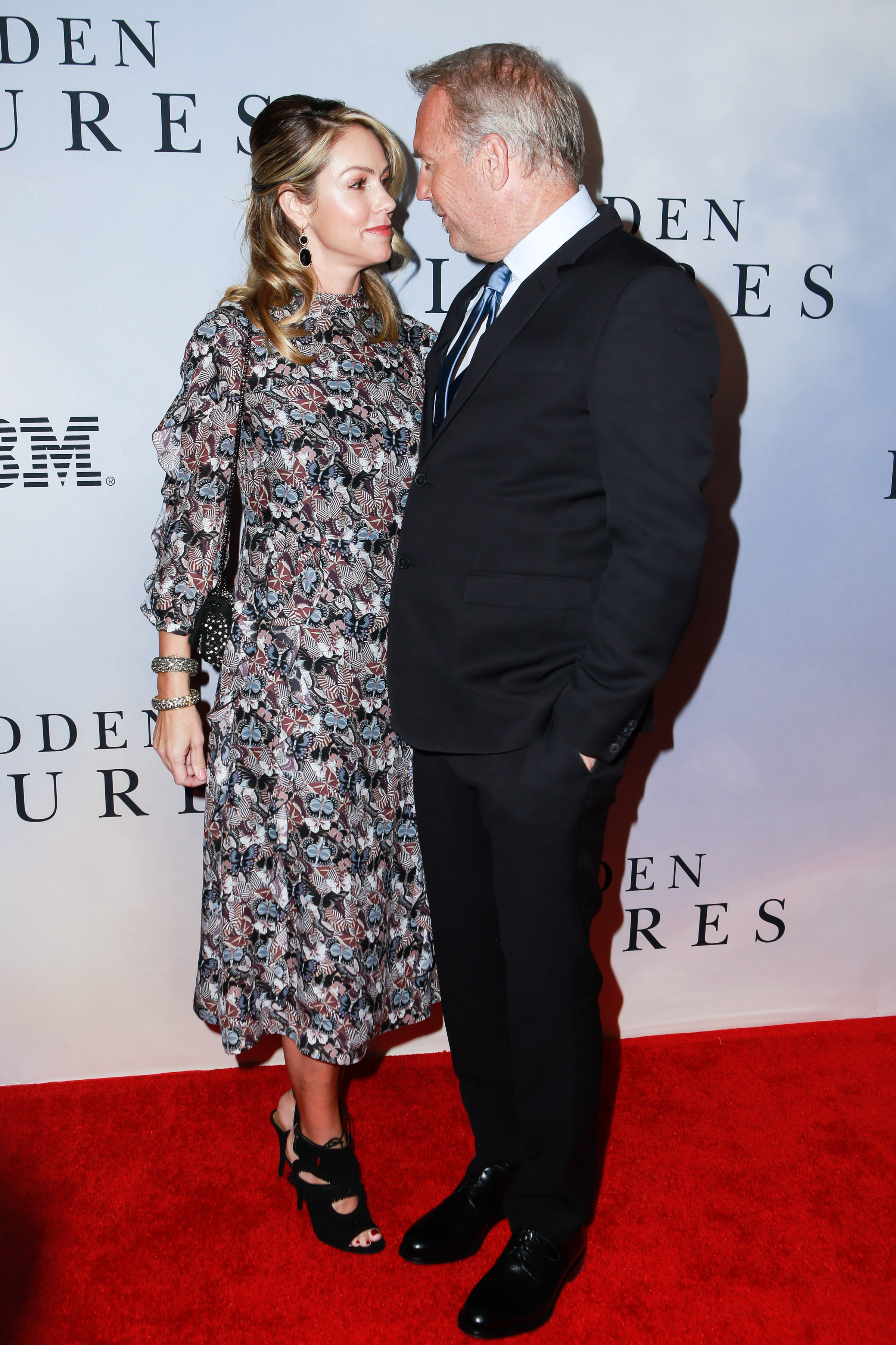 Christine Baumgartner und Kevin Costner bei der Sondervorführung von "Hidden Figures" in New York City, 2016 | Quelle: Getty Images
