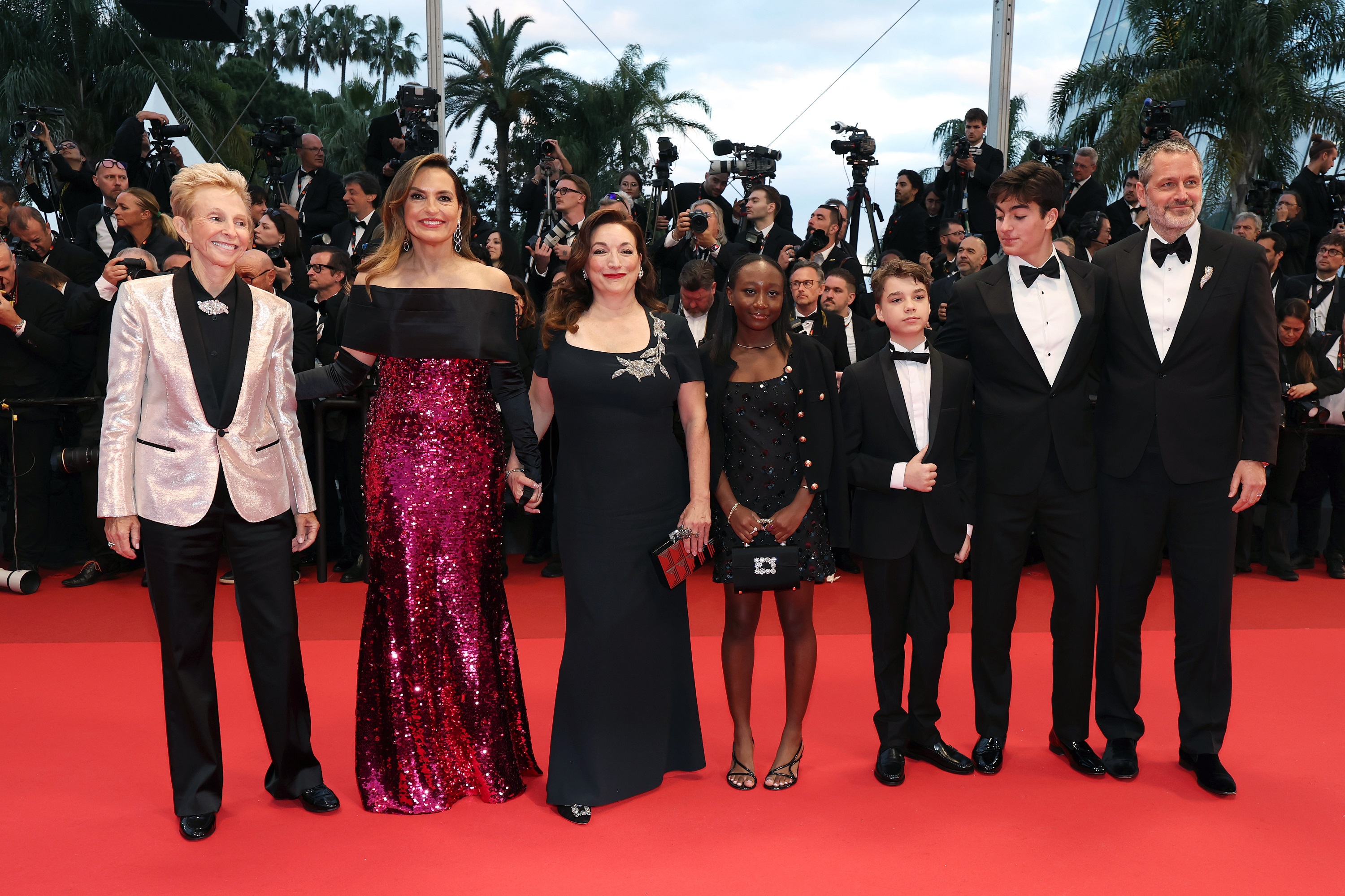 The “My Mom Jayne” family and Mariska’s family come together for a powerful group moment on the red carpet in Cannes. With Lauran at one end and Peter at the other, the lineup blends filmmakers and loved ones, all beaming with pride for the film’s debut.
