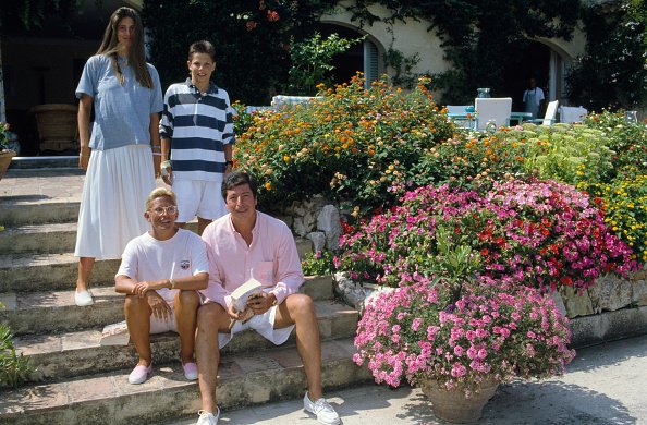 L'homme politique français Patrick Balkany, avec sa femme Isabelle Balkany, et leurs enfants, Vanessa et Alexandre pendant les vacances d'été à St Tropez.|Photo : Getty Images.