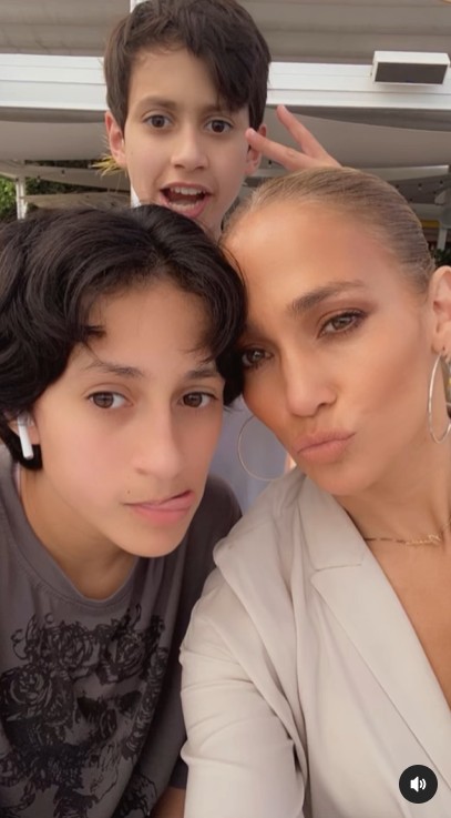 Jennifer Lopez with her teenage twins | Source: Instagram/jlo