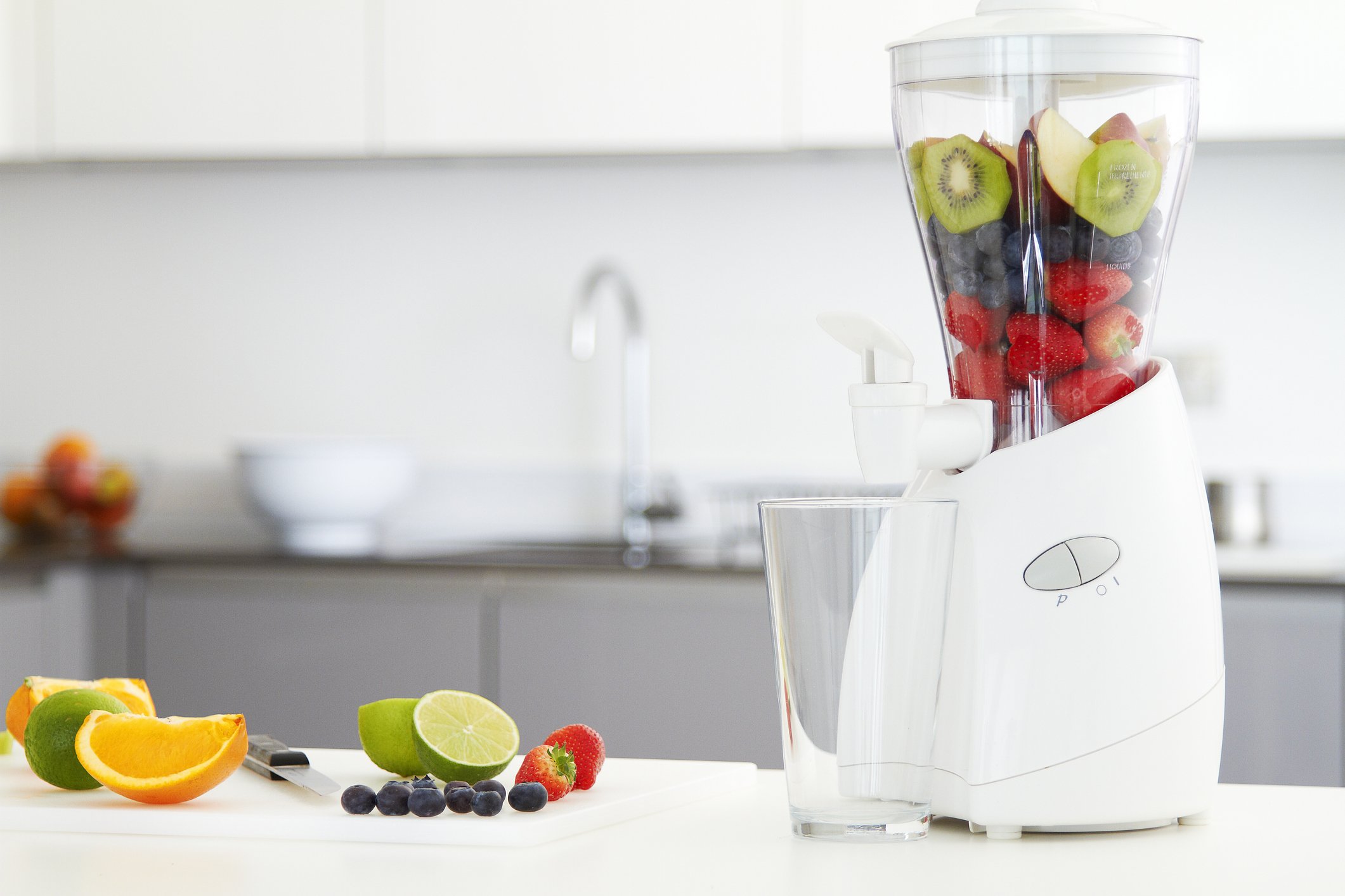 Photo of a fruuit blender with fruit in luxury kitchen | Photo: Getty Images